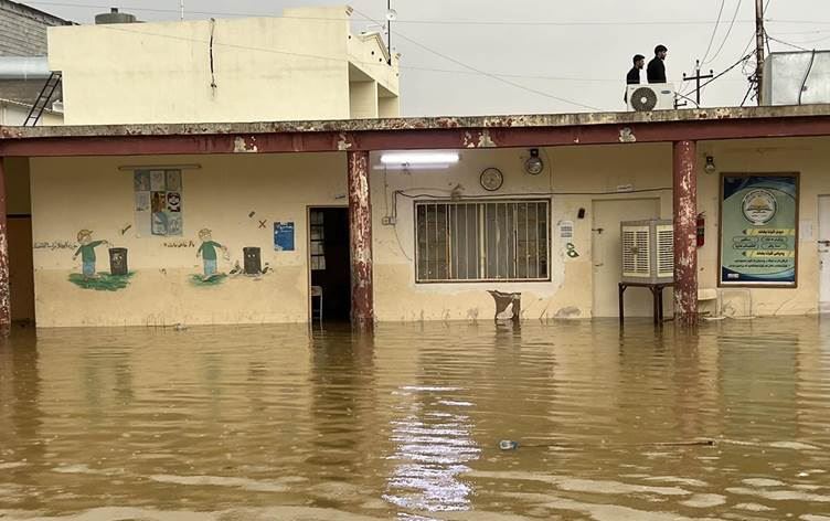   لافاو لەنێو قوتابخانەیەکی گەڕەکی شۆراو لە کەرکووک. وێنەکە لافاوەکەی پێشترە و بۆ روونکردنەوە لەسەر ئەم هەواڵە دانراوەتەوە