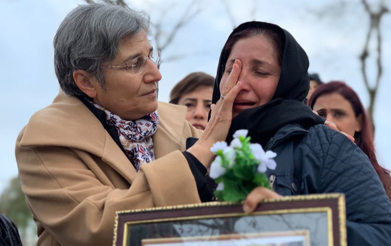 وێنەیەکی ئەرشیڤ؛ فرمێسکی کەسوکارێکی قوربانییانی کۆمەڵکوژییەکە لەسەر گۆڕی ئازیزانی لە یادی هەشت ساڵەی کۆمەڵکوژییەکە. 