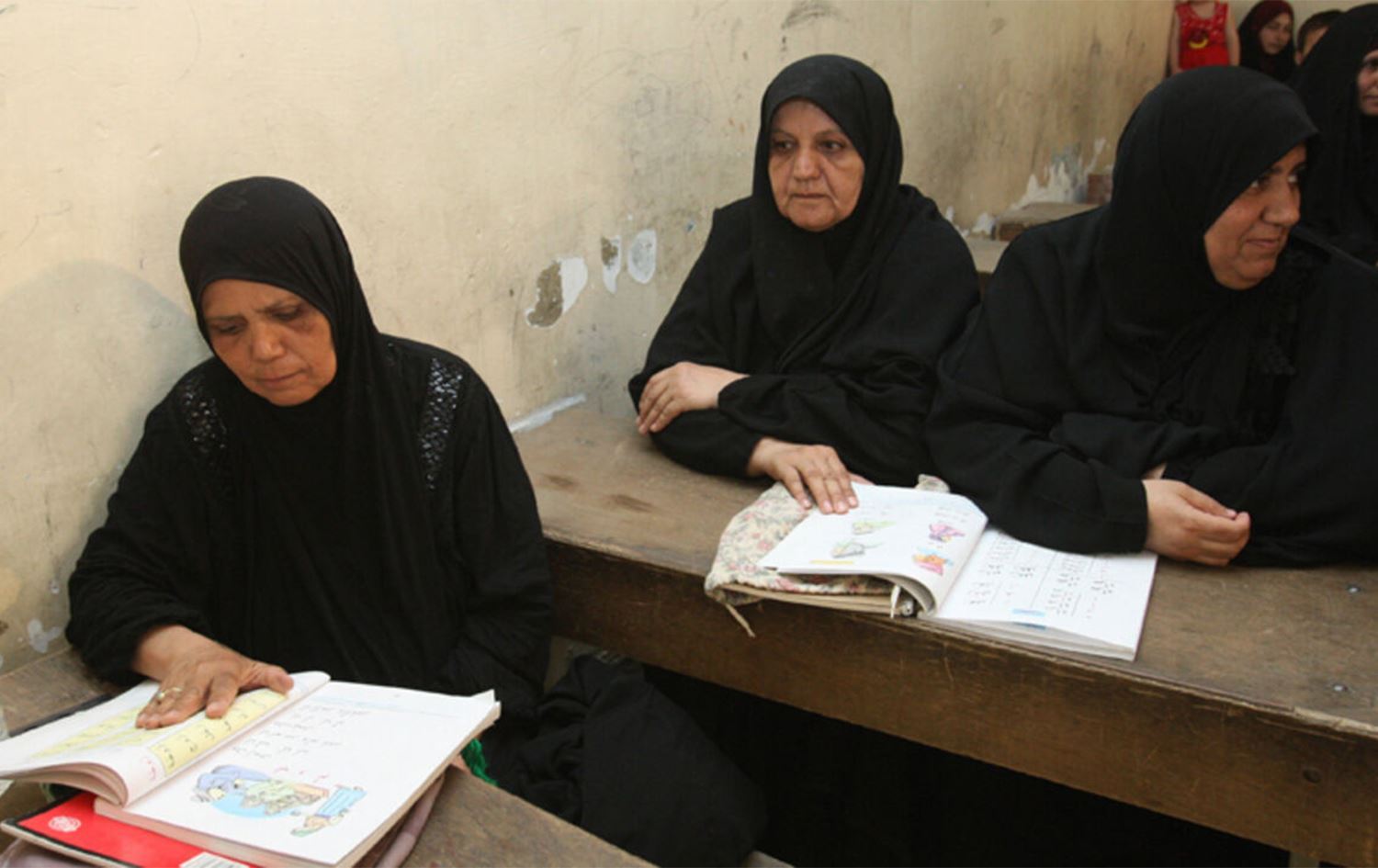 سيدات عراقيات في مركز لمحو الأمية - ارشيف - AFP