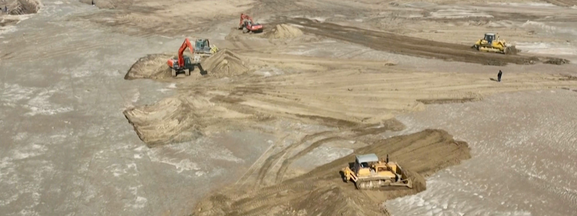 بۆ رێگریکردن لە خۆڵبارین لە بیابانەکانی باشووری عێراق خاک بە قوڕ دادەپۆشرێت