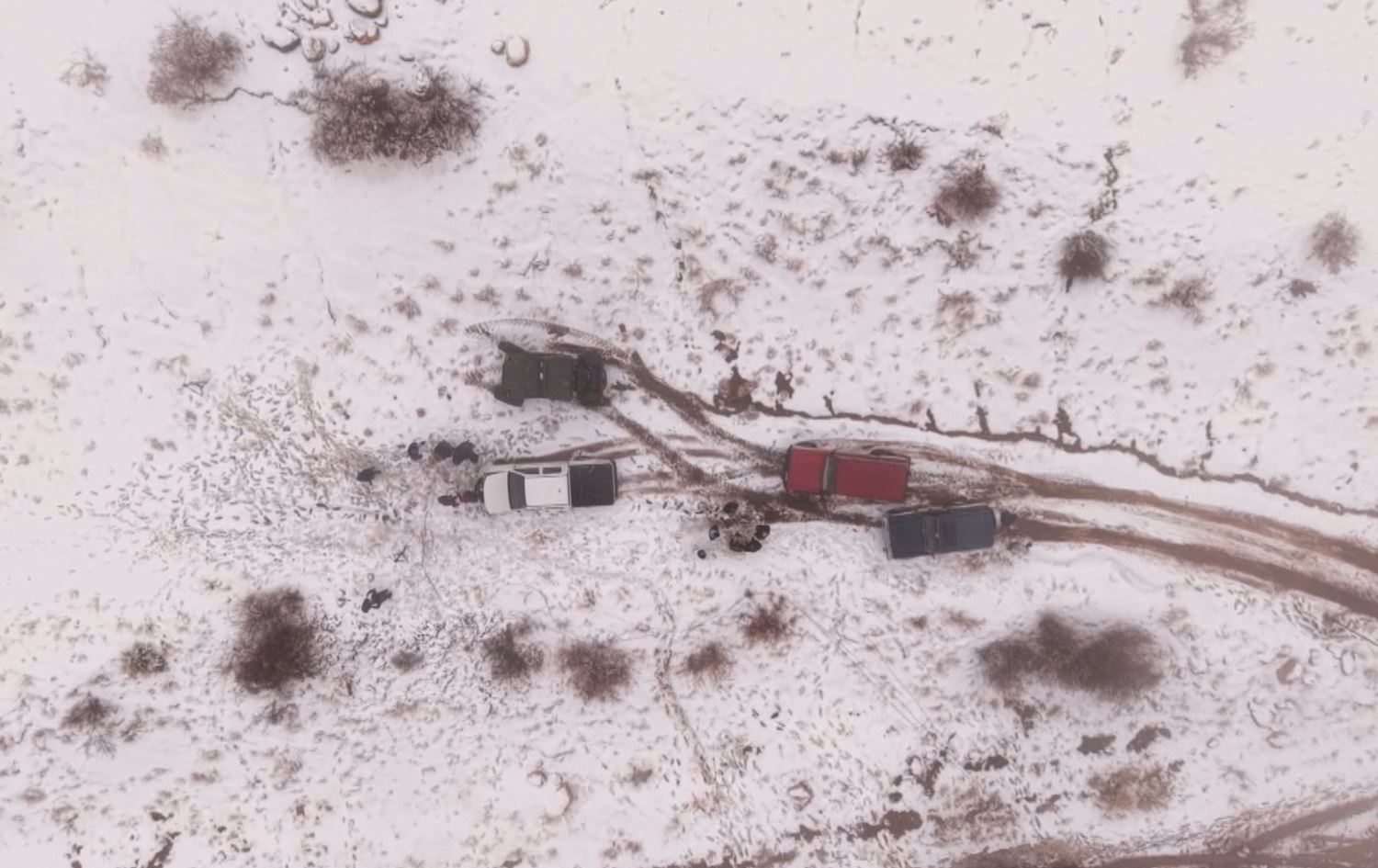 سپیپۆشبوونی ناوچەکانی دەوروبەری دهۆک بەهۆی بەفربارینەوە، چەند کەسێکیش چوونەتە نێو بەفرەکە. وێنە: رووداو- ئەمڕۆ