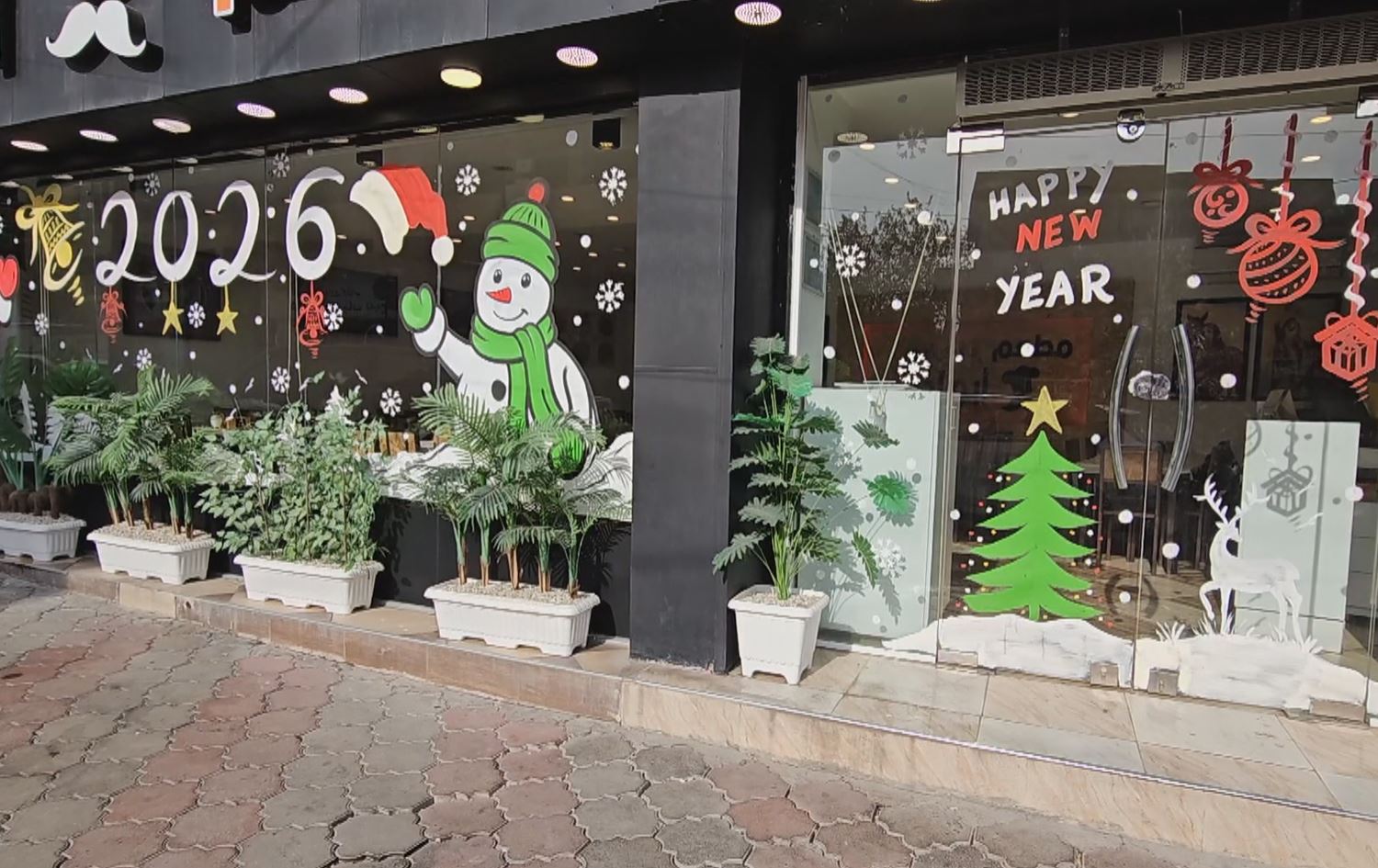 شوێنێکی فرۆشتنی کەلوپەلی ئاهەنگ و بۆنەکانی سەری ساڵ. وێنە: رووداو