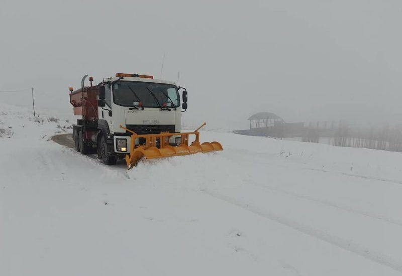 پاککردنەوەی رێگە لە بەفر لە ورمێ و لوڕستان