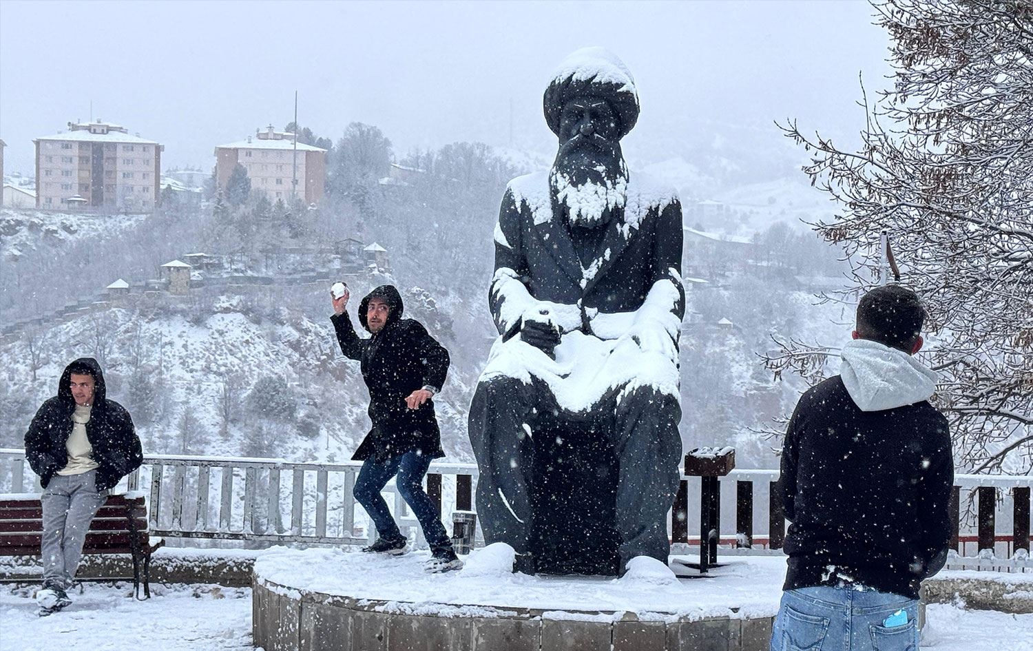 Dersim'de kar yağışı: 200 köy yolu kapandı