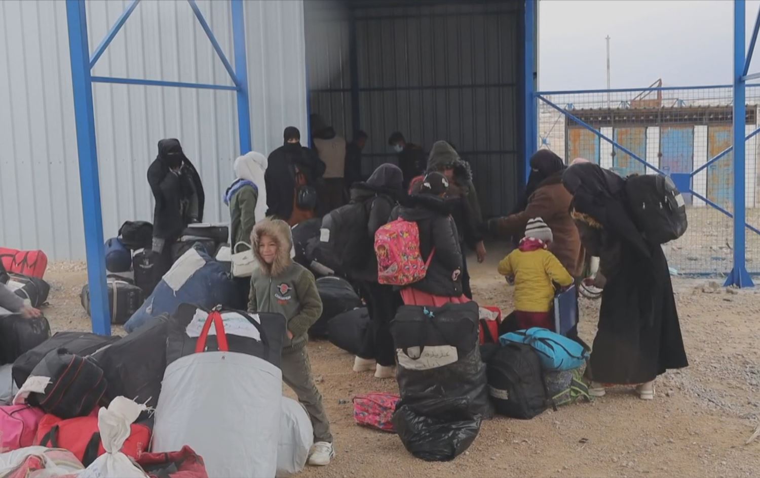 الإدارة الذاتية: 840 شخصاً عراقياً يغادرون مخيم الهول باتجاه الأراضي العراقية