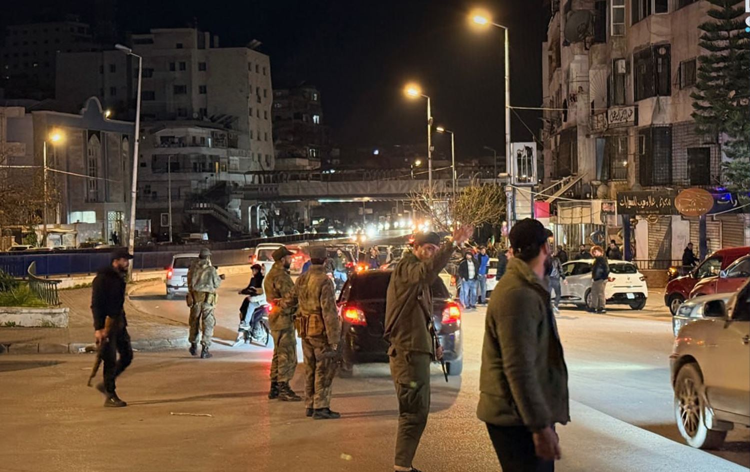 انتشار أمني كثيف باللاذقية والشيخ غزال غزال يحذر من الانجرار إلى حرب أهلية