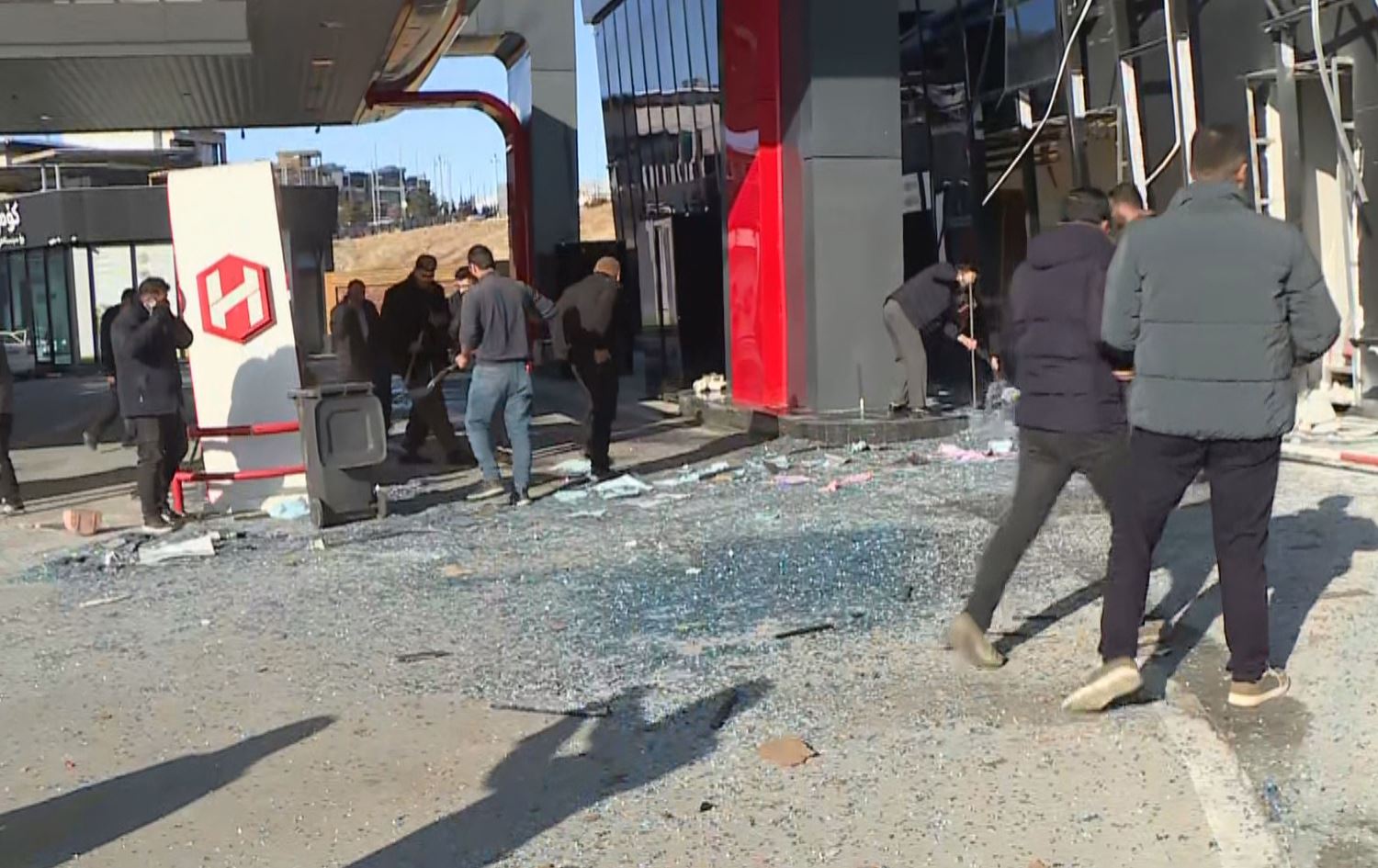 جگە لە زیانی مادی، چوار کەس بریندار بوون.