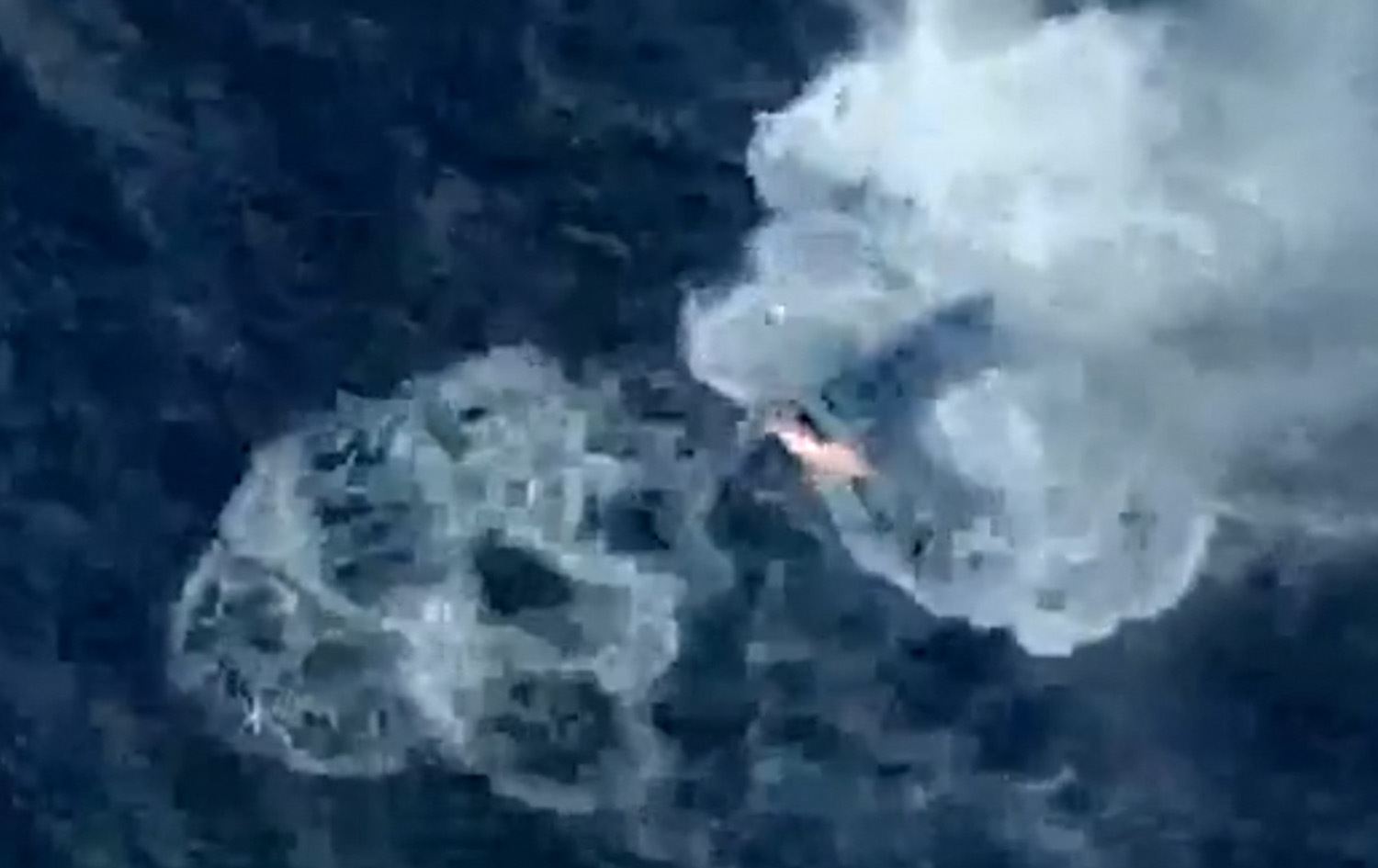 لحظة استهداف قارب في البحر الكاريبي- لقطة من مقطع فيديو نشره الجيش الأميرمي