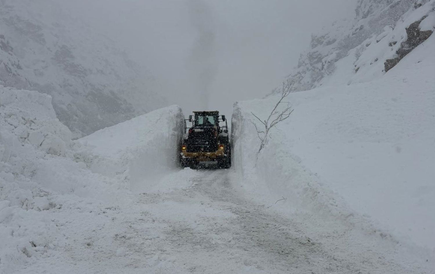 Hakkari'de yol açma çalışmalarından kare - AA