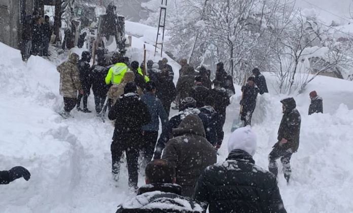 ساتی رزگارکردنی ژنێک لە وان لەژێر بەفردا.