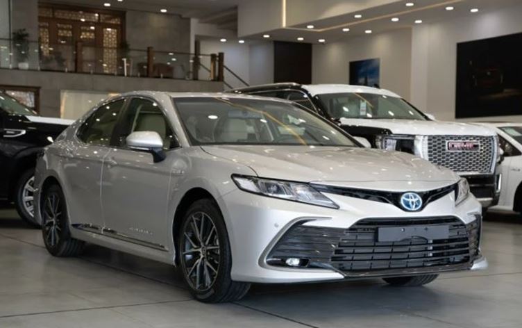 سيارة تويوتا هايبرد داخل معرض للسيارات