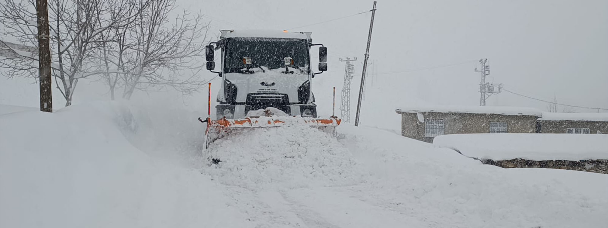 Municipal teams clear snow from roads to reopen access to a village in Şırnak, southeastern Turkey, on Thursday, January 1, 2026. Photo: AA