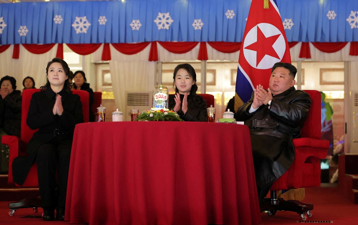 کیم جۆنگ ئوون و کچەکەی و هاوژینەکەی لە ئاهەنگی سەری ساڵی 2026.