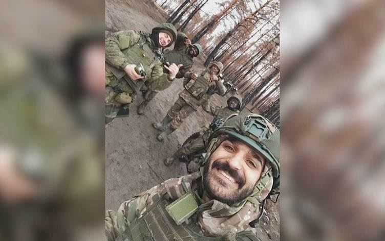 الشاب كيلان علي ومعه عناصر منتمين للجيش الروسي