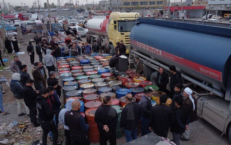 توزيع النفط الأبيض على الأهالي - ارشيف