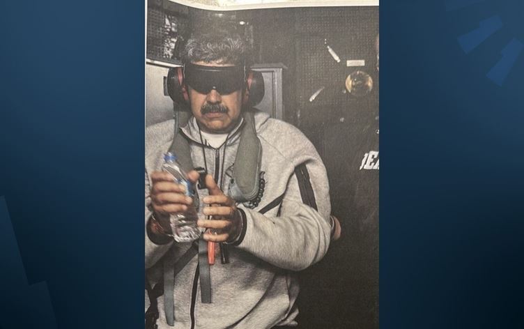 Maduro ve eşi ABD operasyonunda yakalanarak bir gemiye bindirildi Foto: Trump sosyal medyasında paylaştı