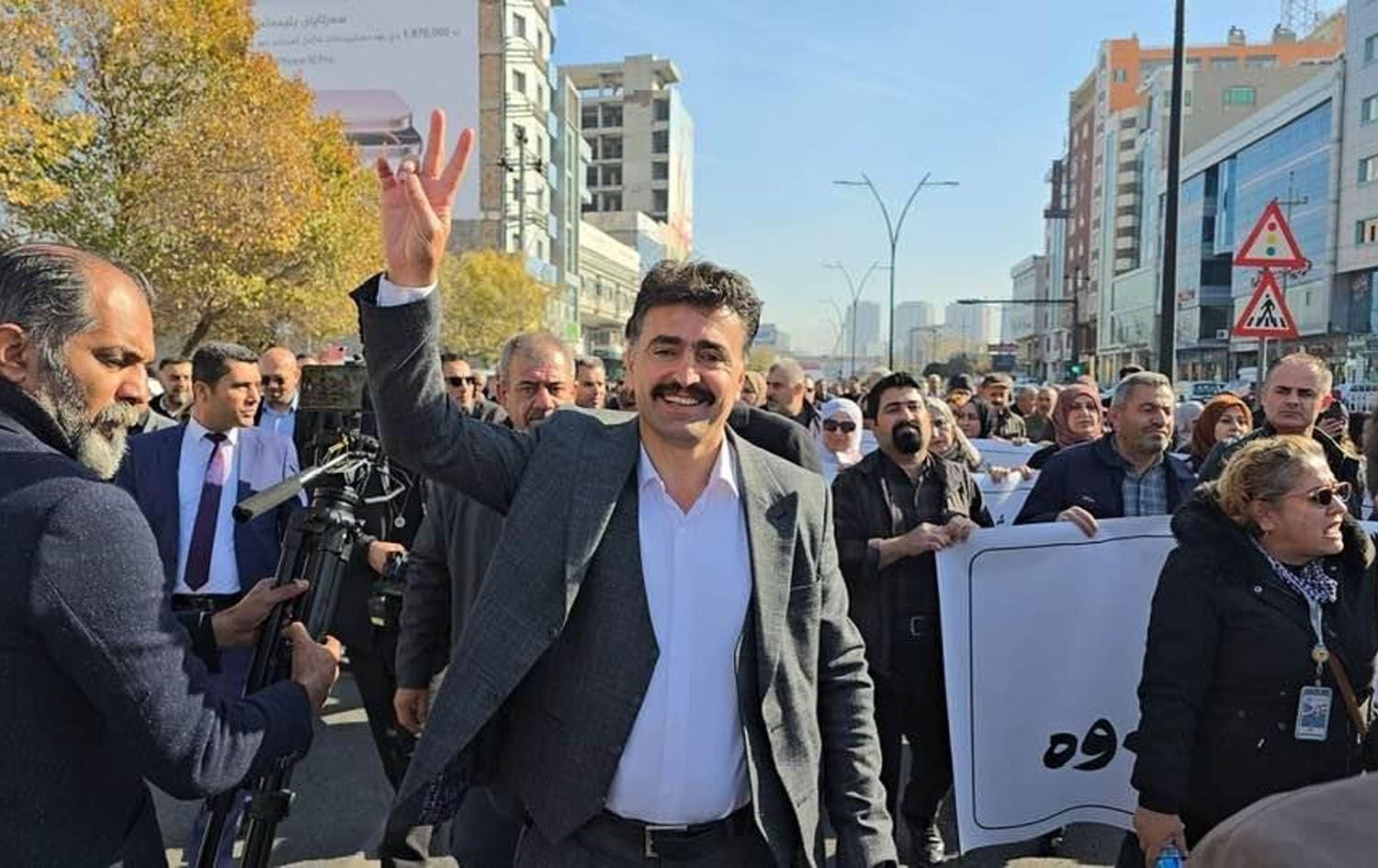 دڵشاد میرانی، مامۆستای ناڕازی لەکاتی بەشداریکردنی لە یەکێک لە خۆپێشاندانەکان لە ساڵانی رابردوو. وێنە: ئەرشیڤ