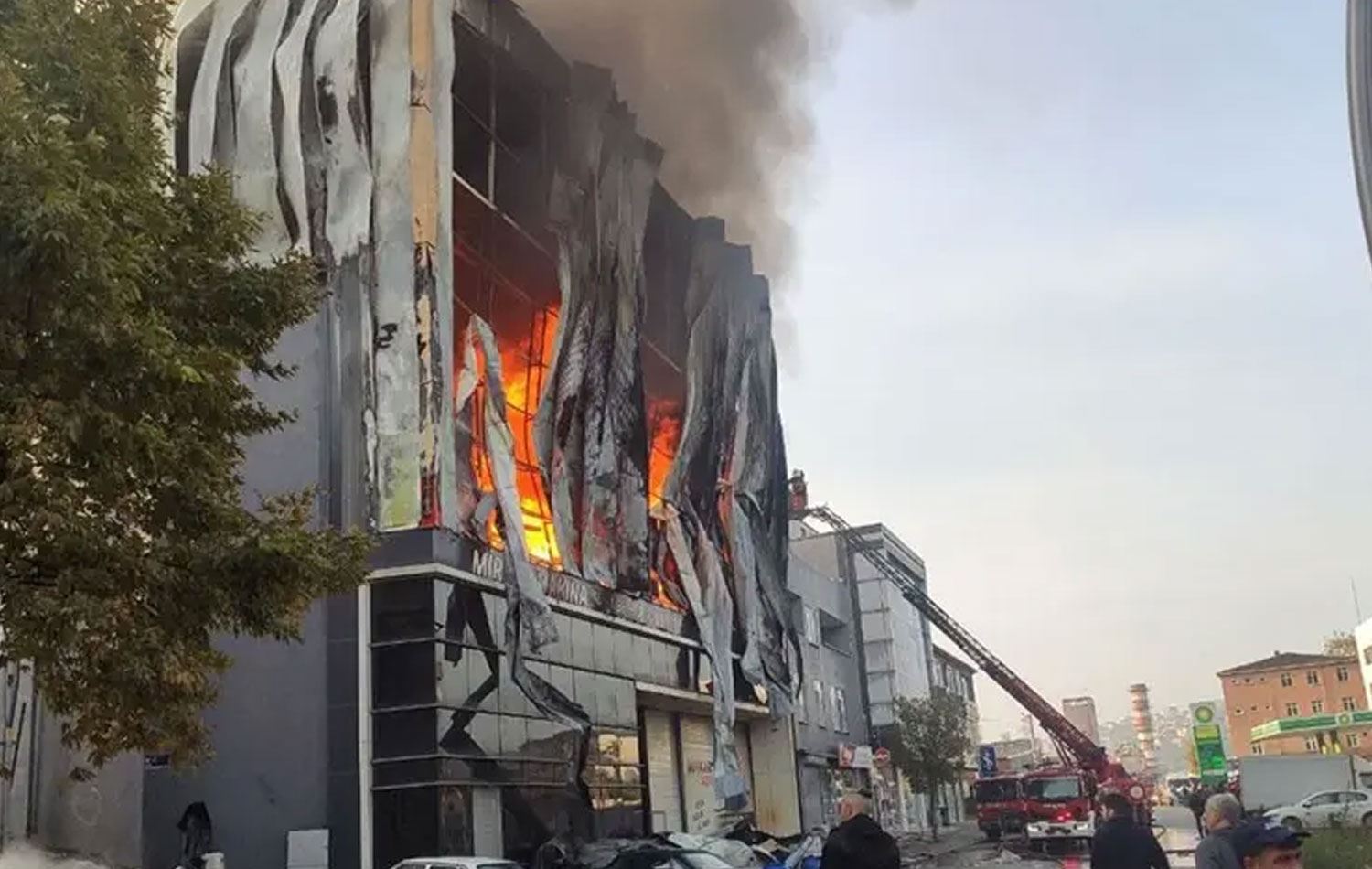 Dilovası ilçesi Mimar Sinan Mahallesi'ndeki bir kozmetik fabrikasında 8 Kasım 2025'te yangın çıkmıştı. / Arşiv