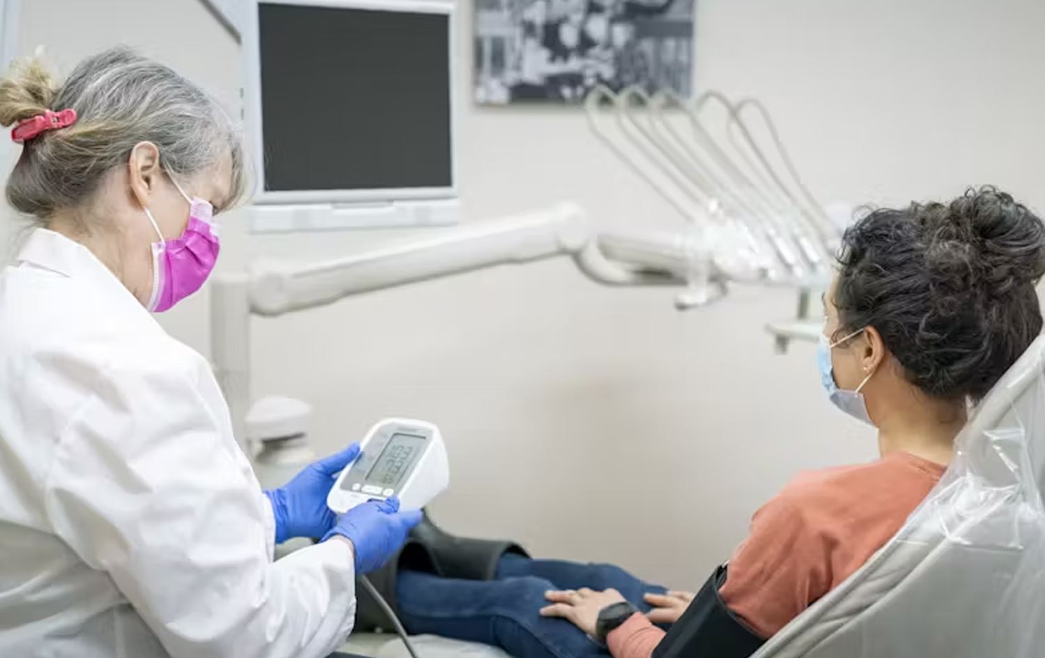 پزیشکێک: ددانەکان پیس بن و نەشۆردرێن، شەکرە و پەستانی خوێن بەرز دەبنەوە