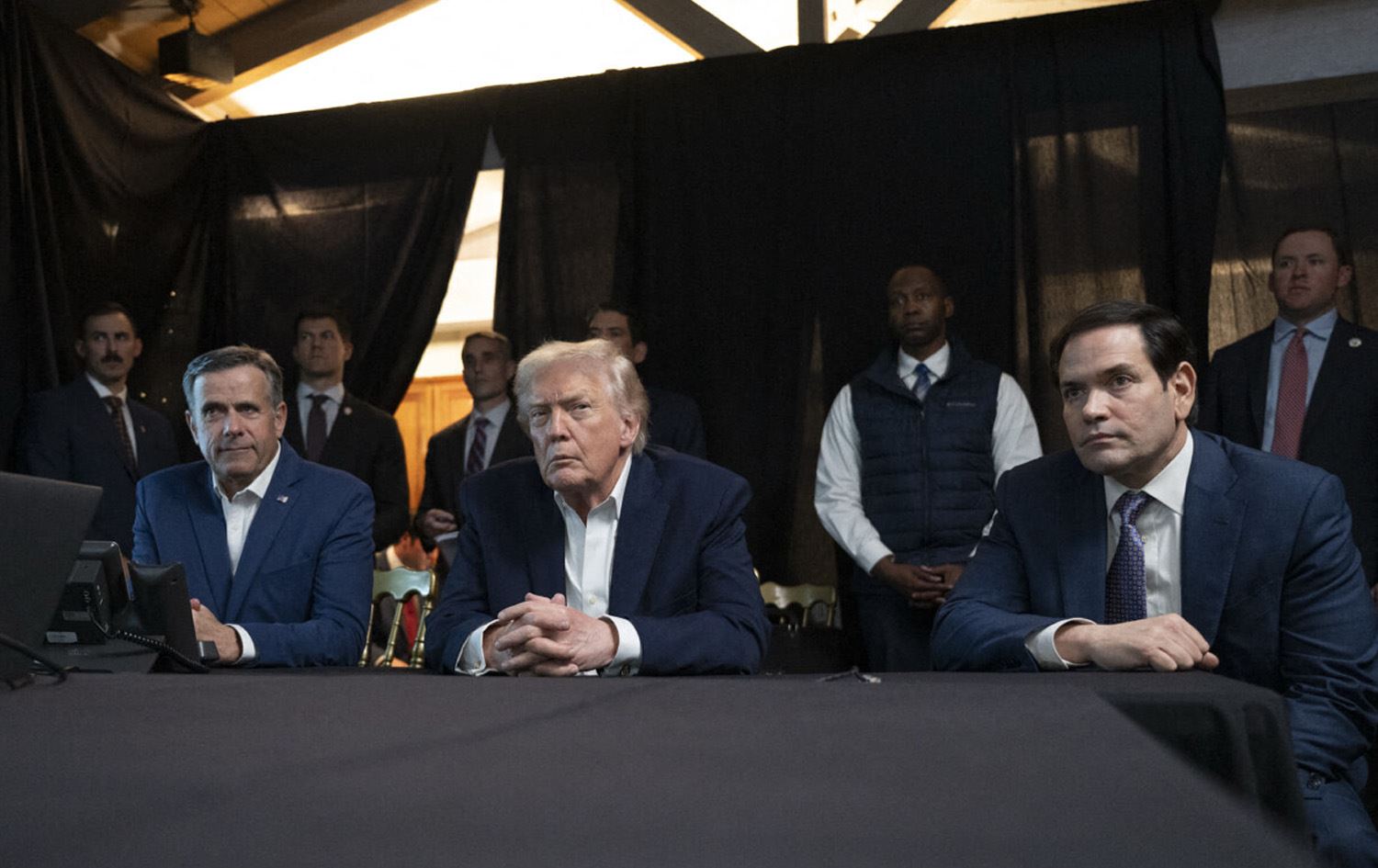 دۆناڵد ترەمپ، سەرۆکی ئەمریکا لەگەڵ مارکۆ روبیۆ، وەزیری دەرەوە سەیری دەستگیرکردنی مادورۆ دەکەن. وێنە: AFP