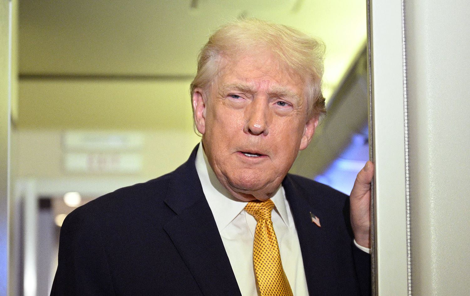 دونالد ترمب على متن الطائرة الرئاسية-AFP