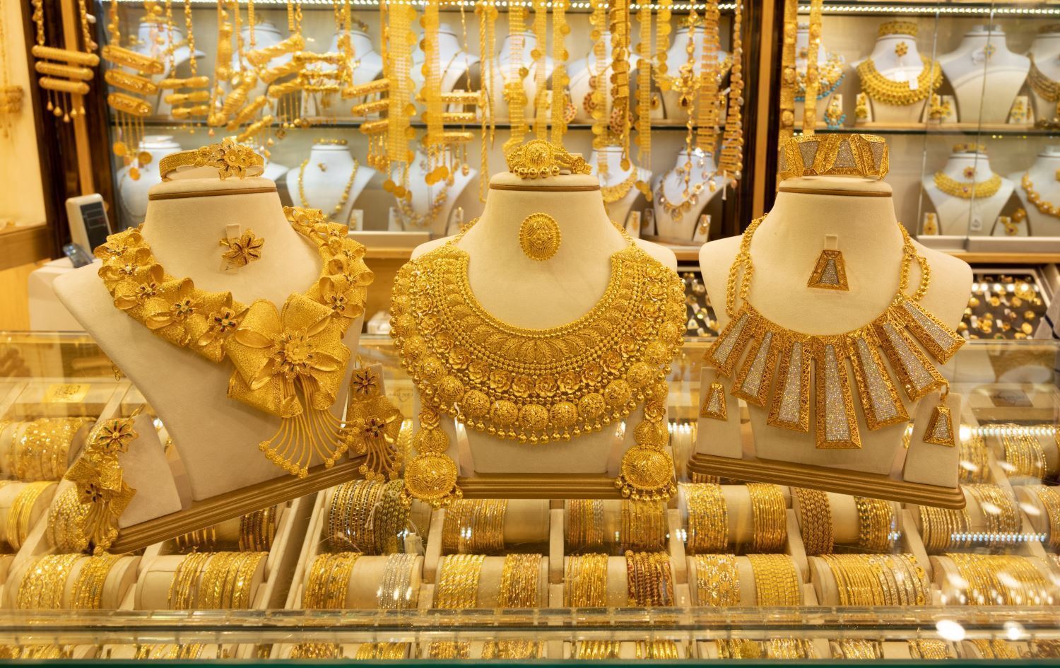 الذهب يقفز فوق 4400 دولار للأونصة بعد اعتقال مادورو