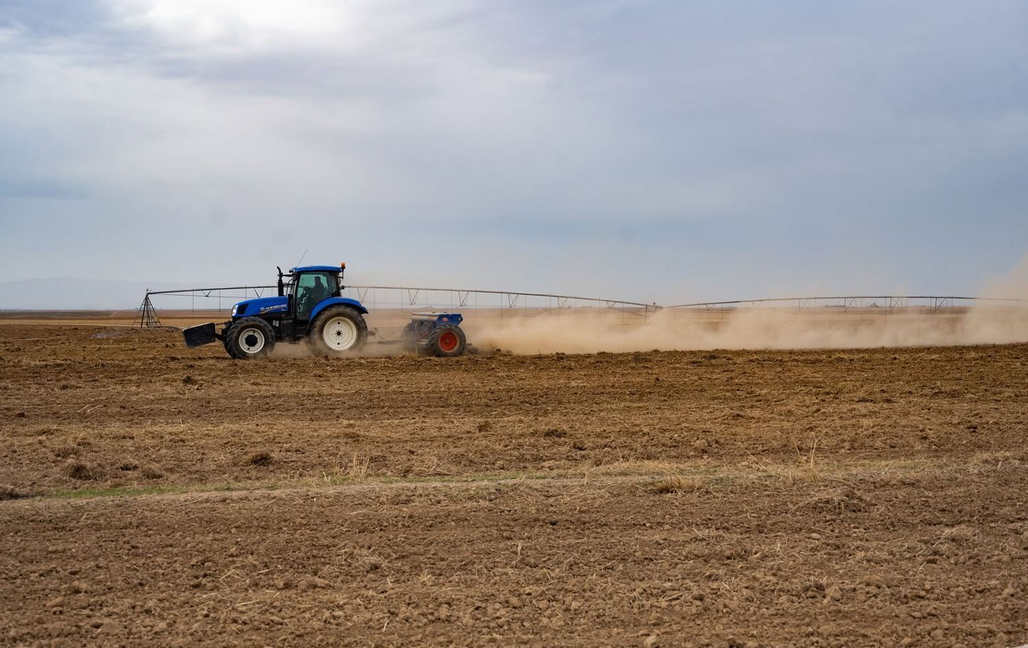 جووتیارێک زەوی دەکێڵێت. وێنەکە بۆ روونکردنەوەی هەواڵەکەیە: بڵند تاهیر - رووداو/ئەرشیڤ