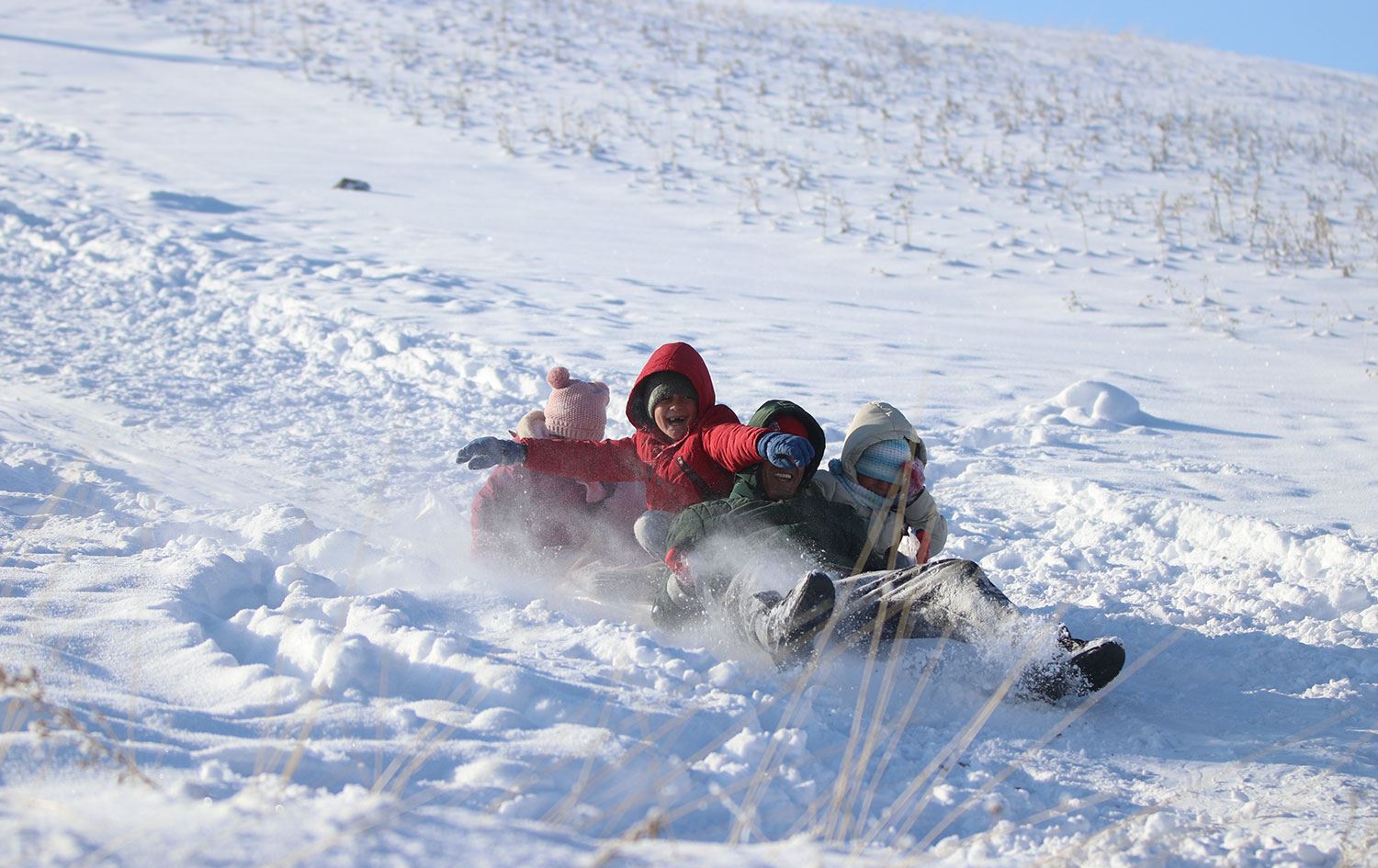Sivas'ta karda kayan çocuklar / Foto: AA