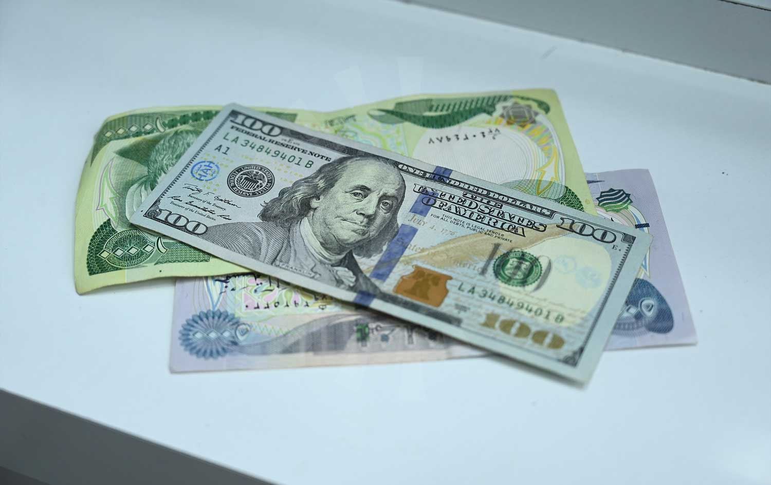 Iraqi dinar weakens against the dollar in unofficial market