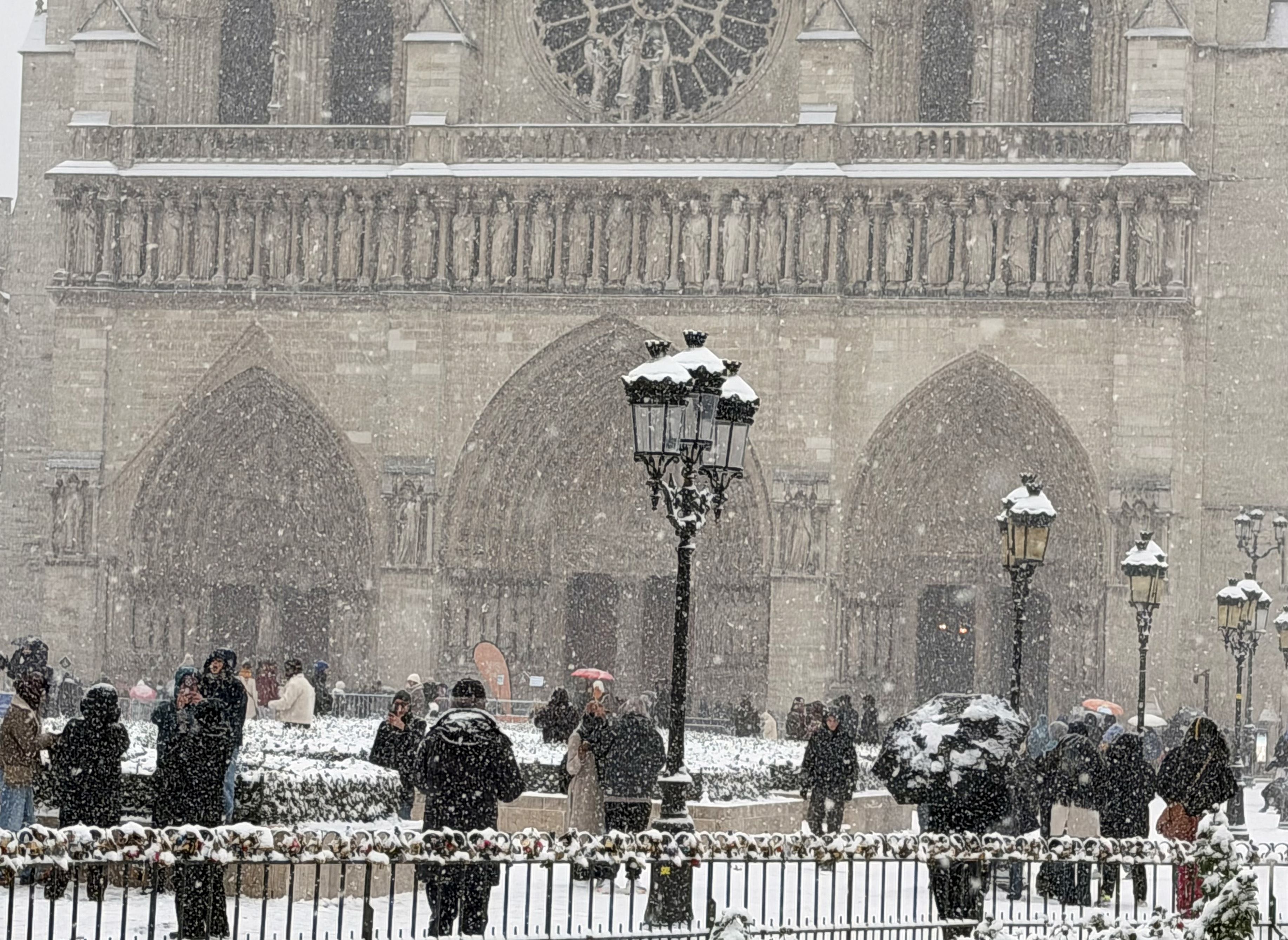 Paris'te kar yağışı / Foto: AA