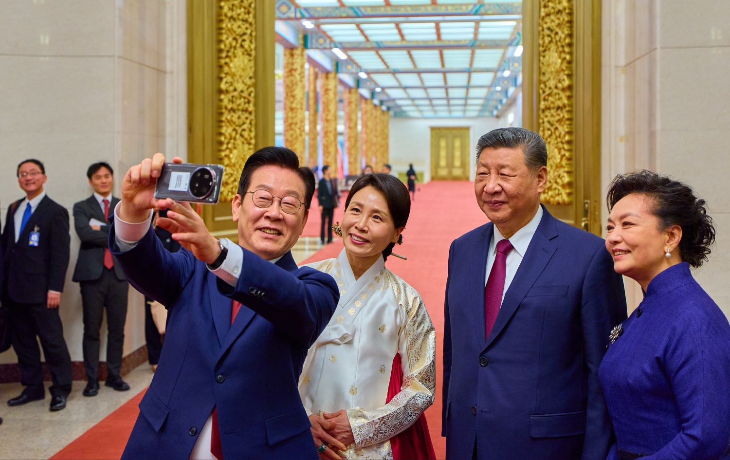 سێڵفیی سەرۆکی کۆریای باشوور و چین لەگەڵ هاوژینەکانیان