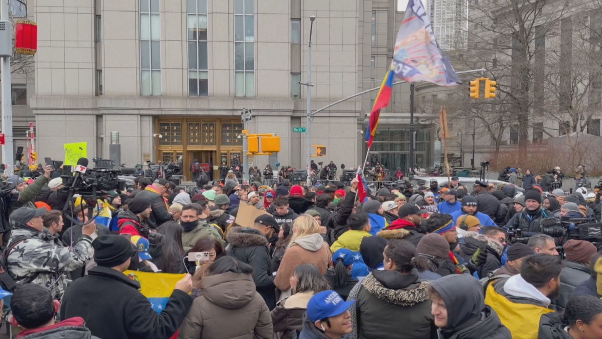 دادگاییکردنی مادورۆ ناڕەزایەتییەکی زۆری لەبەردەم دادگە بەدوای خۆیدا هێنا.