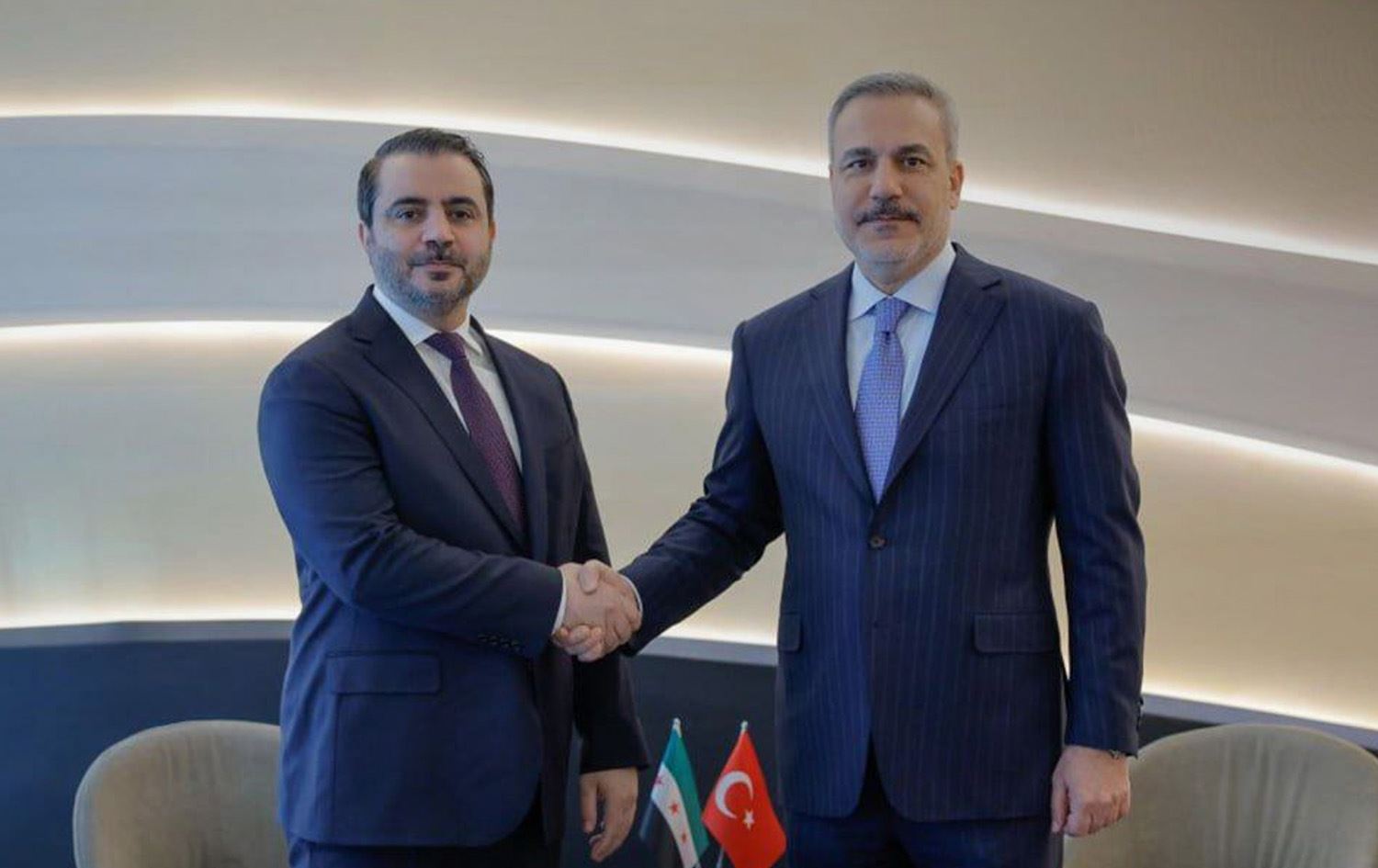 هاکان فیدان، وەزیری دەرەوەی تورکیا و ئەسعەد شەیبانی، وەزیری دەرەوەی سووریا لە پاریس. وێنە: سانا