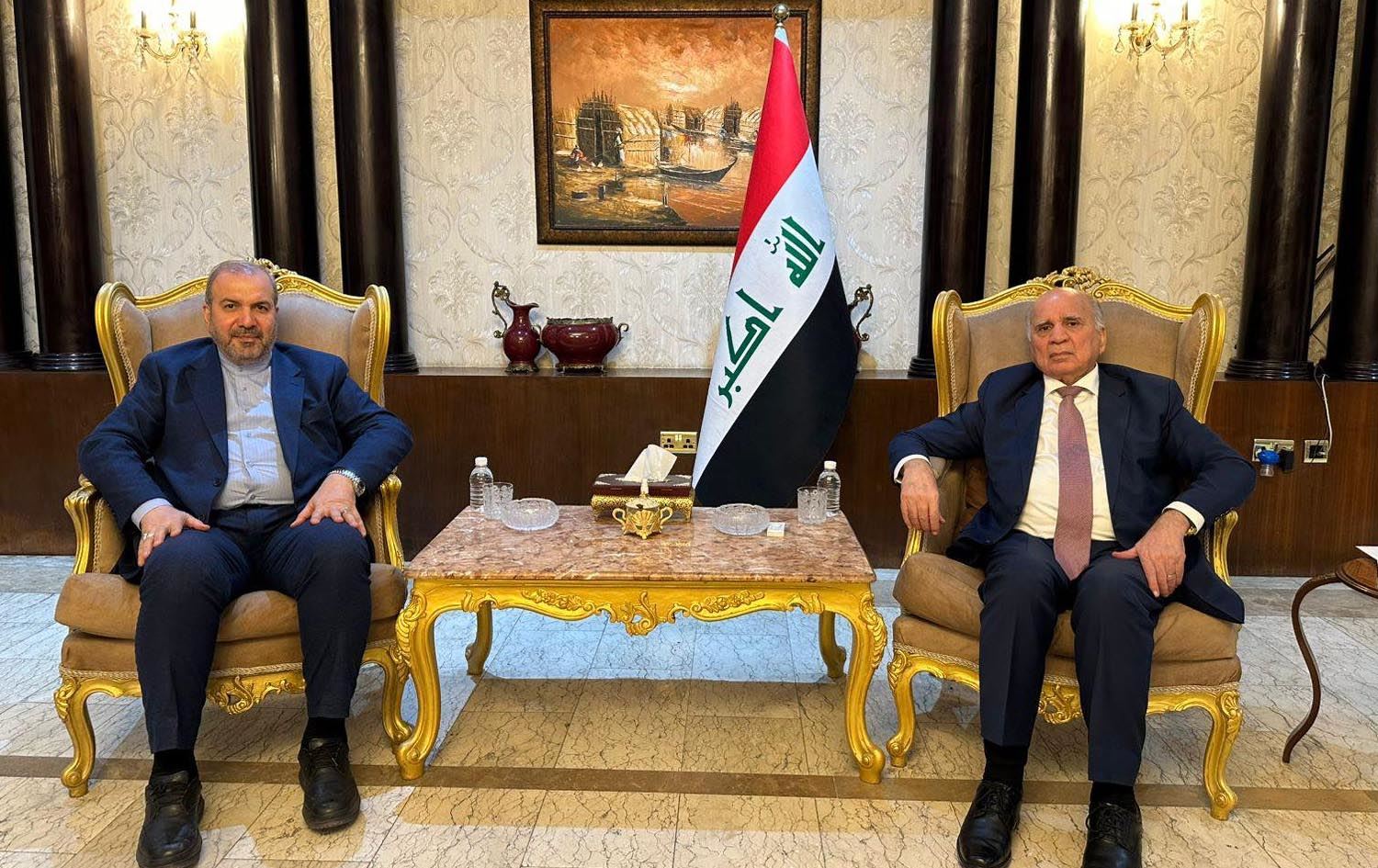 فوئاد حوسێن، وەزیری دەرەوەی عێراق و محەممەد کازم ئال سادق، باڵیۆزی کۆماری ئیسلامیی ئێران لە عێراق