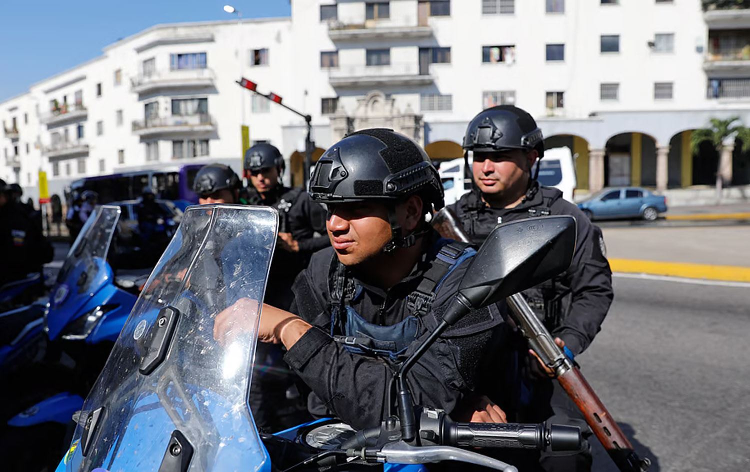 ژمارەیەک پۆلیس لە کاراکاسی پایتەختی ڤەنزوێلا. وێنە: AP