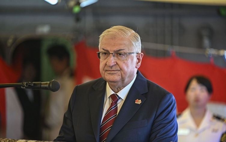 وزير الدفاع التركي: على PKK وقسد تسليم أسلحتهم 