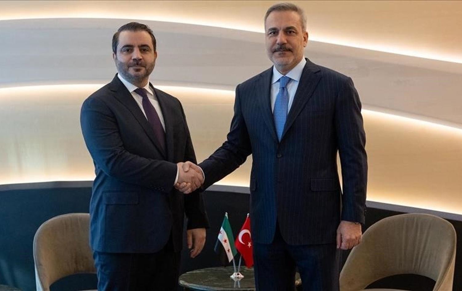 هاکان فیدان، وەزیری دەرەوەی تورکیا و ئەسعەد شەیبانی، وەزیری دەرەوەی سووریا