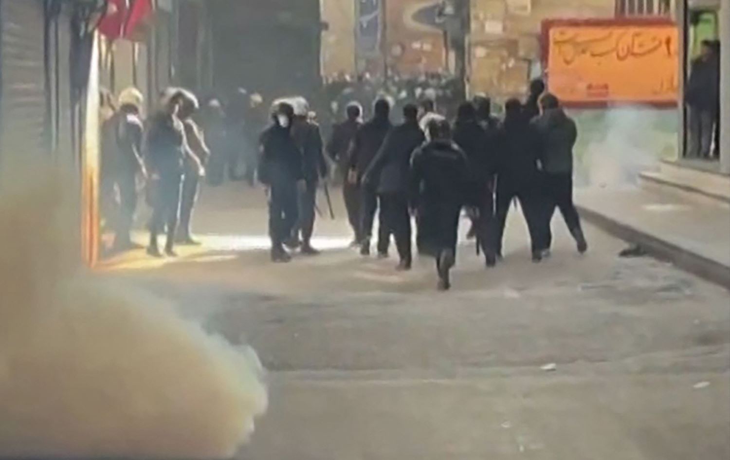 متظاهرون يتعرضون للغاز المسيل للدموع -طهرا\AFP