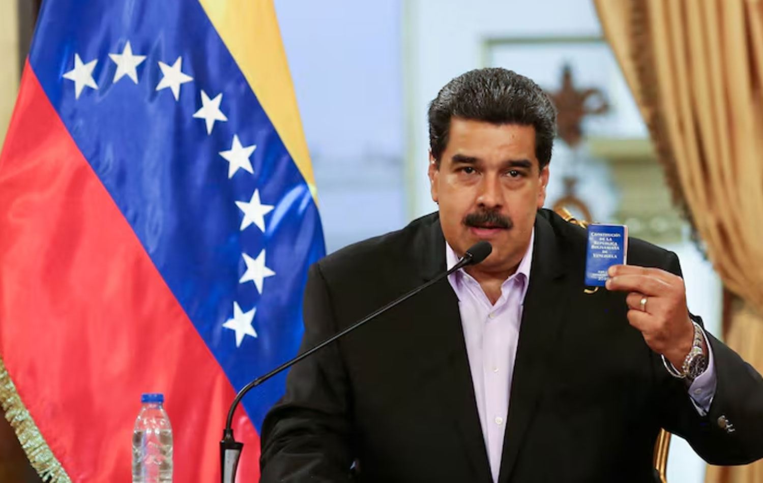 Nicolas Maduro, Caracas'taki Miraflores Sarayı'nda konuşma yaparken. /   Miraflores Sarayı / REUTERS 
