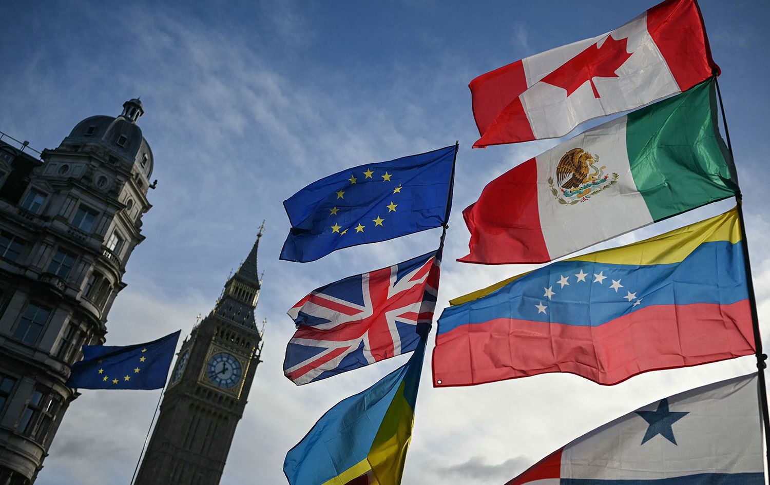 7 Ocak 2026'da Londra'daki parlamento binası önünde Trump karşıtı protestocular tarafından sergilenen bayraklar. / Fotoğraf: JUSTIN TALLIS / AFP