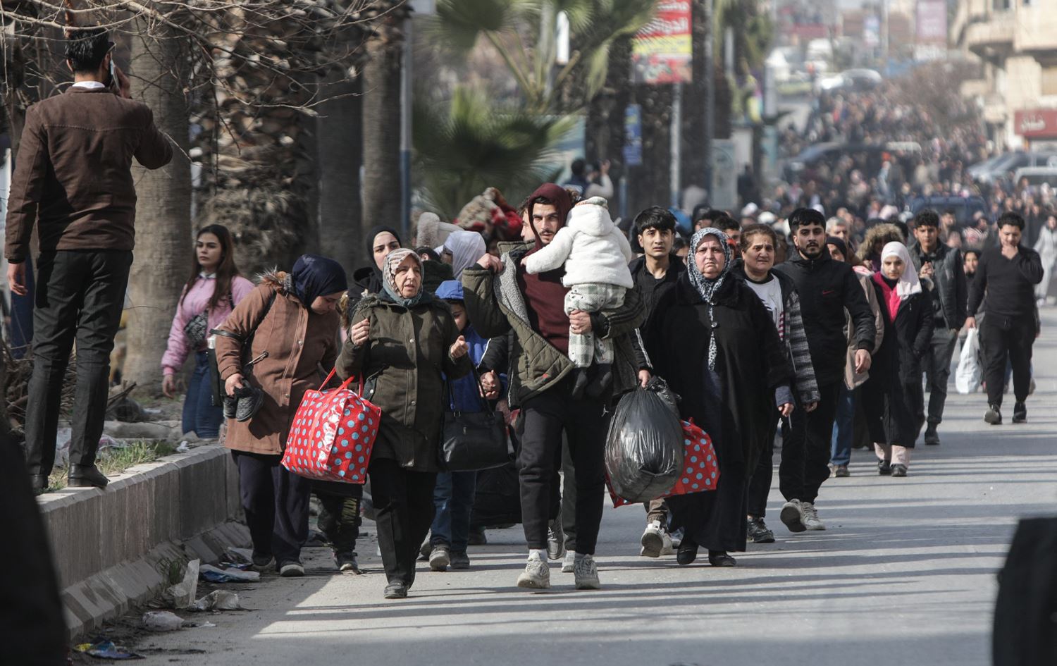 مشهد من نزوح المدنيين من حيي الأشرفية والشيخ مقصود - AFP