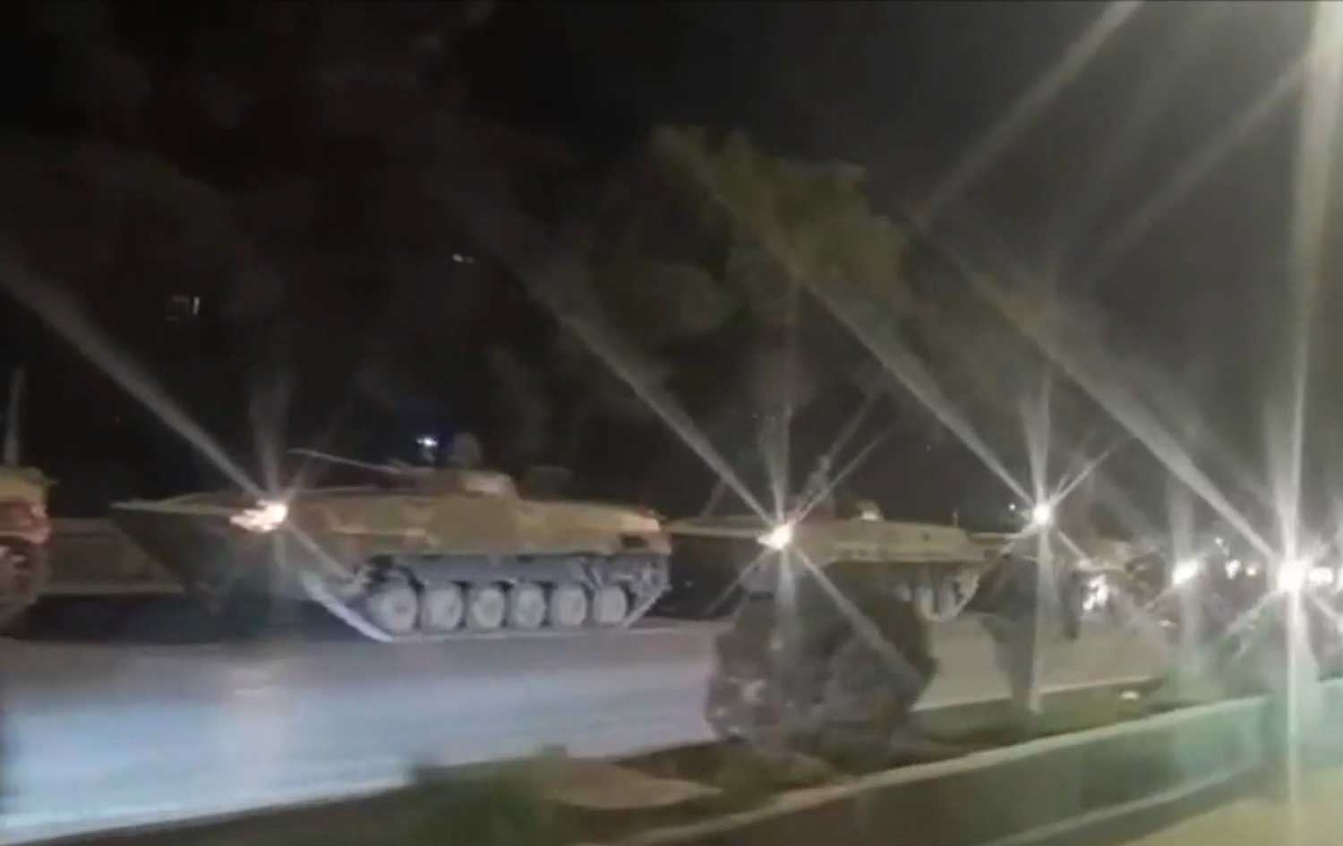 دیمەنی تانکەکانی سوپای عەرەبیی سووریا لە گەڕەکە کوردییەکانی حەلەب