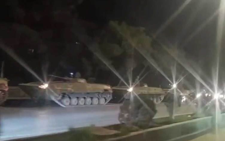 Tankên hikûmeta Sûriyeyê li derdora taxan in / Wêne: Torên civakî