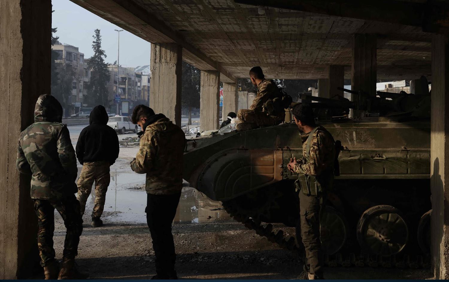 هێزێکی چەکدار لەنزیک گەڕەکی شێخ مەقسوود و ئەشرەفییە. وێنە: Bakr ALkasem / AFP