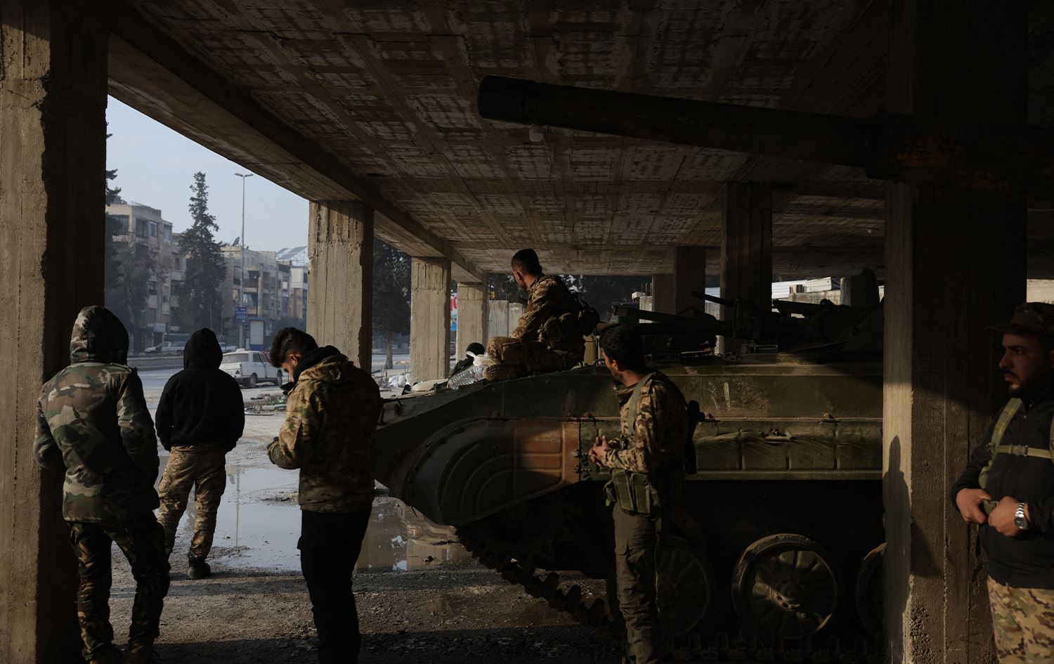 عناصر من الجيش العربي السوري في حلب-AFP