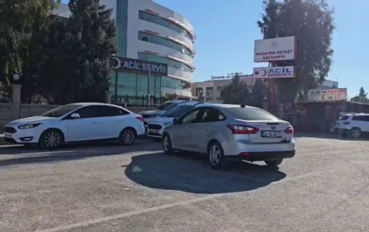Mardin'in Nusaybin ilçesinde evde silahla vurulmuş halde ölü bulunan Suriyeli iki kız kardeşin cenazesi ülkelerine gönderildi. / Foto: Video alıntısı
