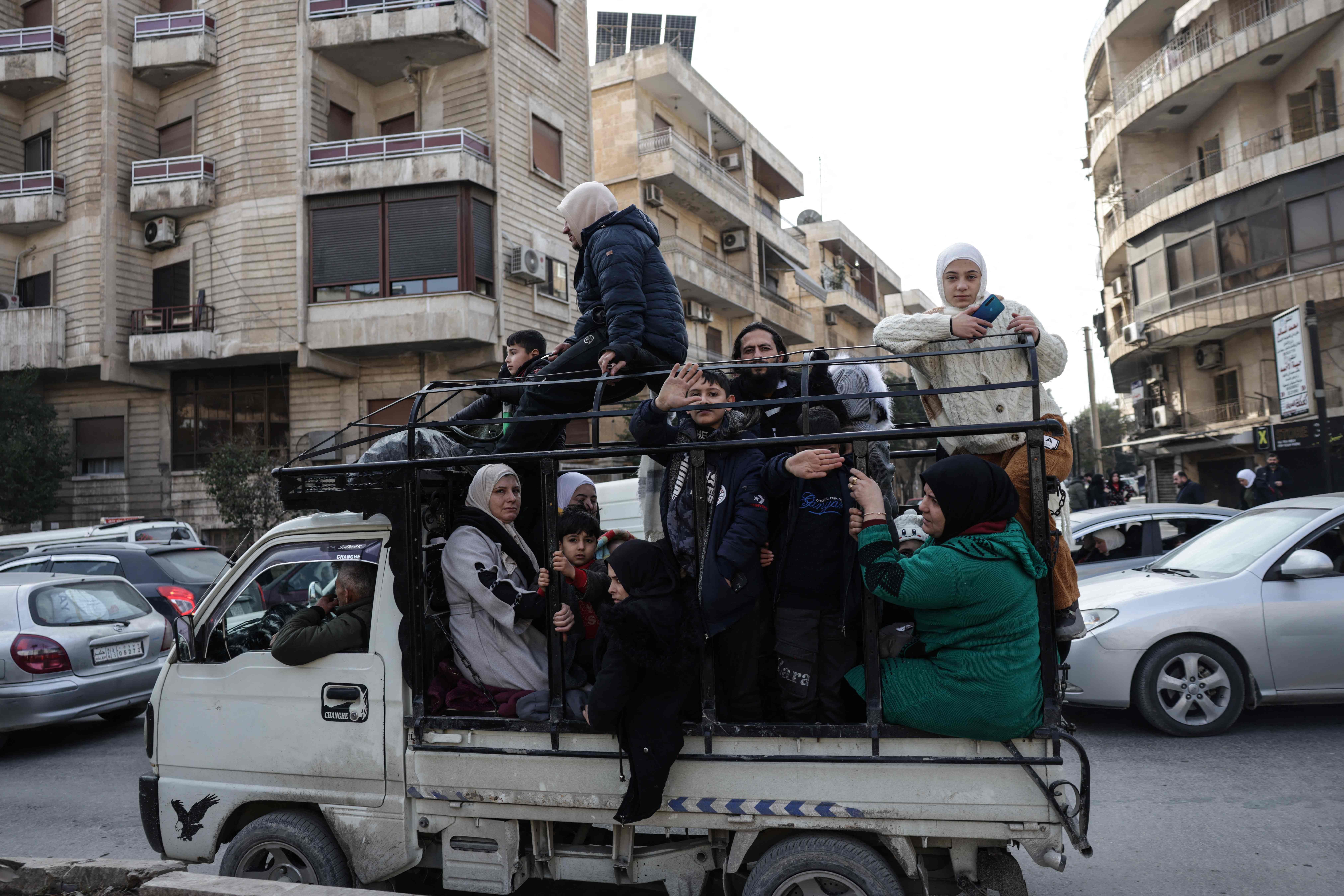 دیمەنی ئاوارەبوونی بەشێک لە خەڵک لە گەڕەکە کوردنشینەکانی حەلەب. وێنە: ALkasem / AFP