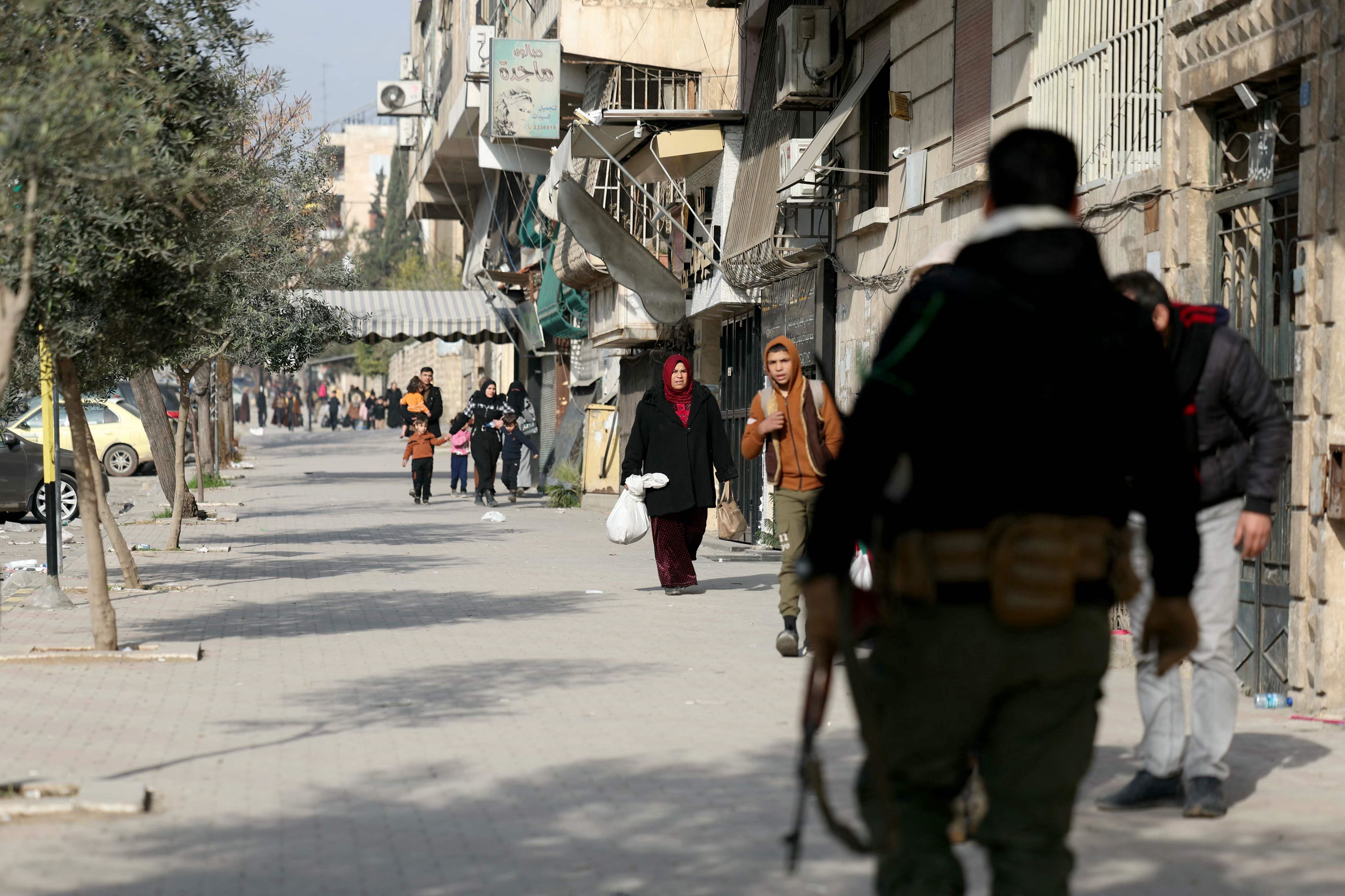 ئاوارەبوونی بەشێک لە خەڵک لە گەڕەکەکانی شێخ مەقسوود و ئەشرەفییە. وێنە: OMAR HAJ KADOUR / AFP