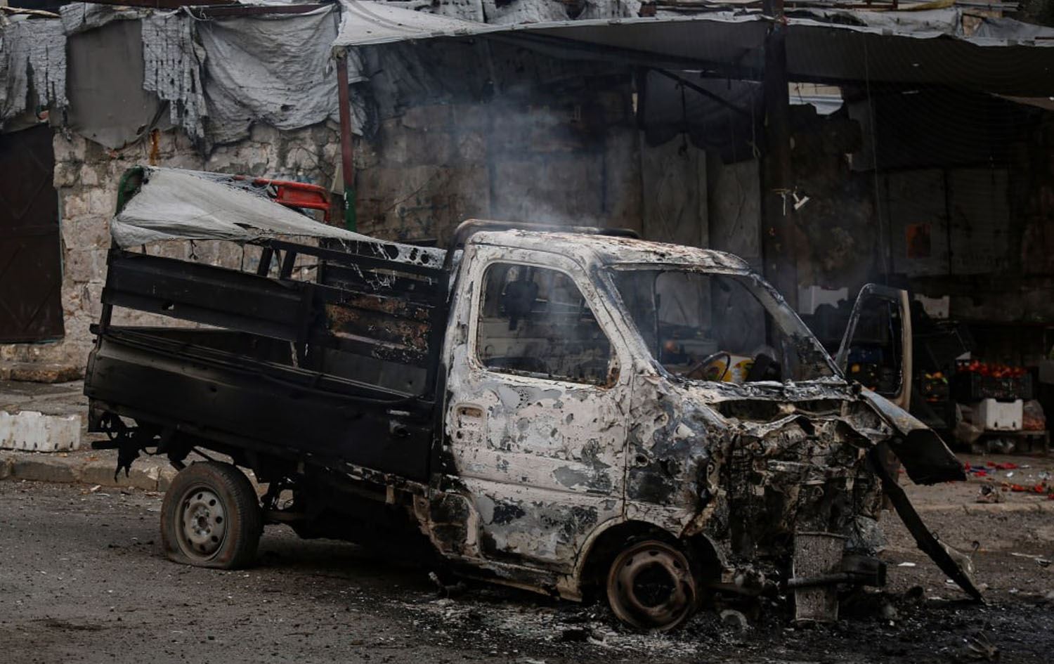 ئۆتۆمبێلێکی بەهۆی بۆردوومانەوە لە حەلەب سووتاوە. وێنە: سانا