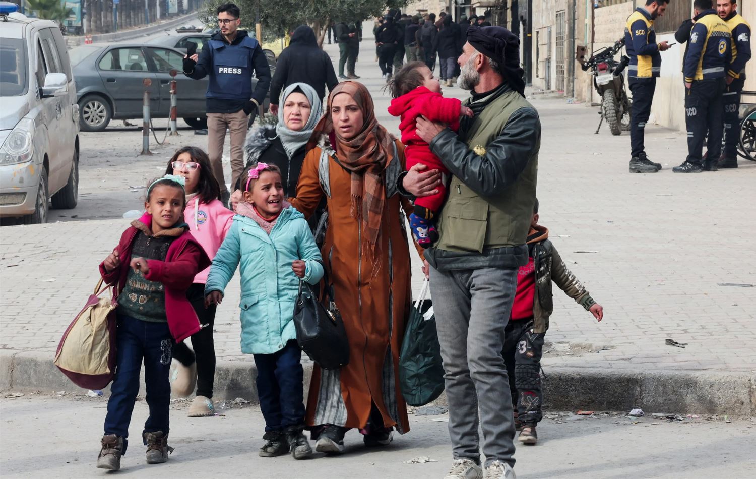 Foto: Suriye'nin Halep kentindeki Kürt Mahalleleri Şeyh Maksud ve Eşrefiye’de, Suriye ordusu ile Asayiş Güçleri arasında başlayan çatışmaların ardından bölgeden kaçan siviller /Mahmoud Hassano/Reuters